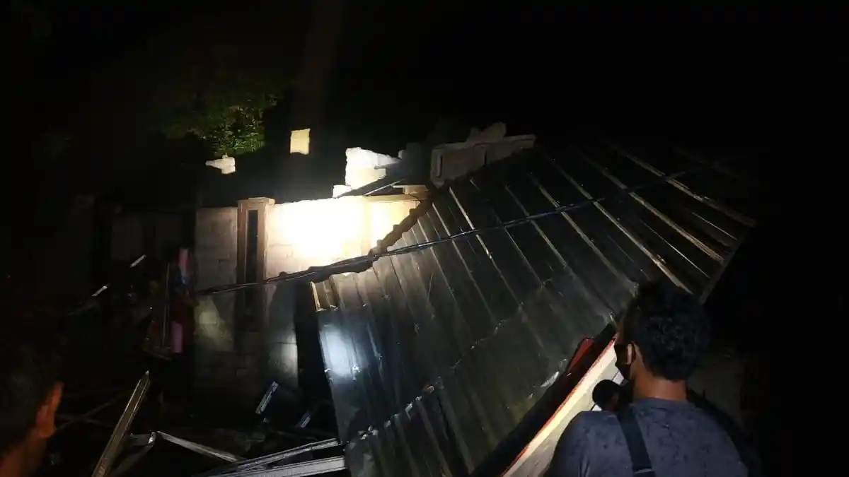 Angin Puting Beliung Terjang Desa Ganti, Puluhan Rumah Rusak & 2 Orang  Luka-luka
