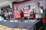 Kapolres-Tulungagung-AKBP-Taat-Resdi-tiga-dari-kanan-memegang-barang-bukti-sabu.jpg