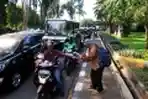 Menghibur Pengendara di Tengah Kemacetan