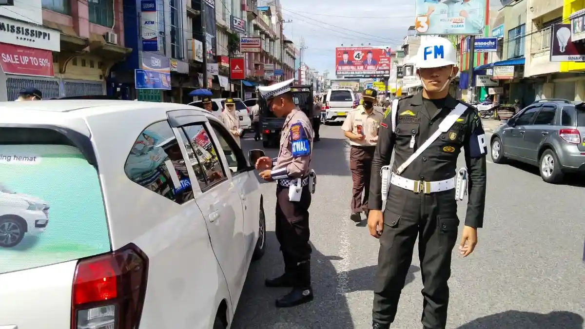 Tingkatkan Kesadaran Pajak Kendaraan, Kasat Lantas Polres Pematangsiantar Pimpin Operasi Gabungan