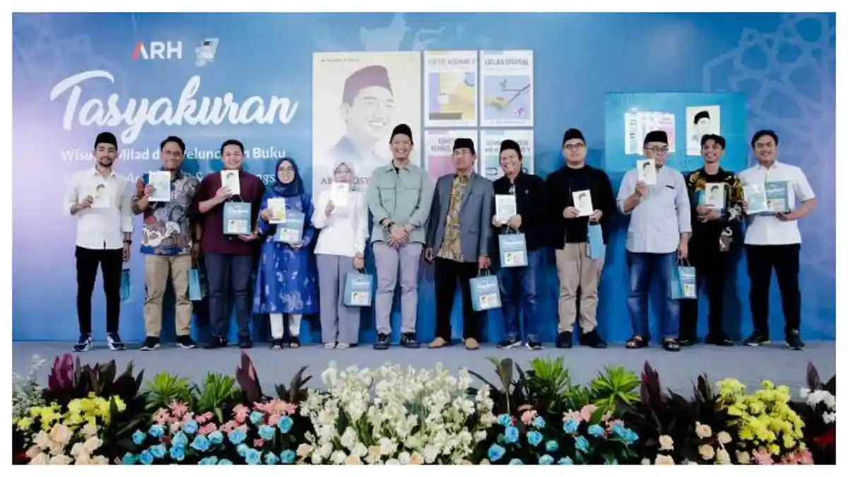 Momen Syukuran Wisuda Doktor dan Milad, Buku Biografi Arief Rosyid Hasan Diluncurkan