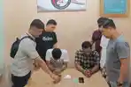Dua-orang-tersangka-yang-berhtgfd.jpg