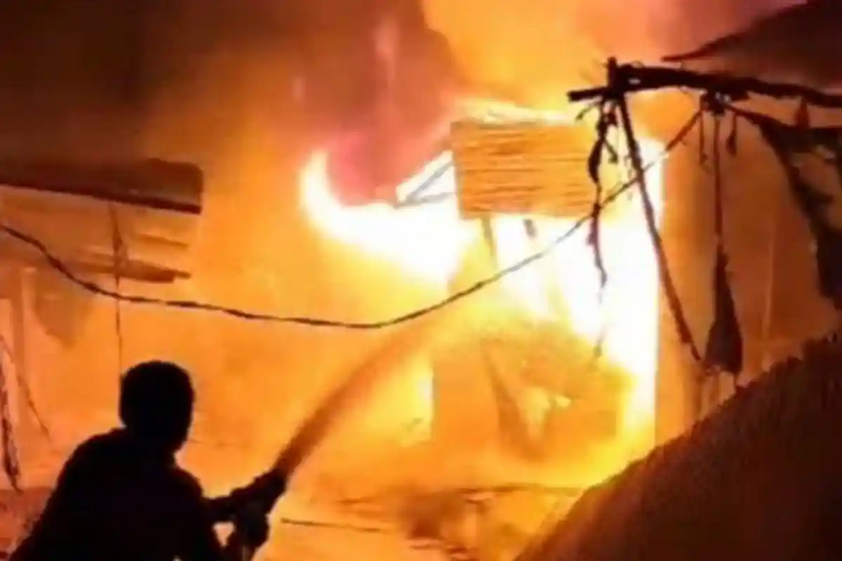 BREAKING NEWS Pasar Laino Raha di Muna Sulawesi Tenggara Terbakar, Warga Saksikan Kebakaran