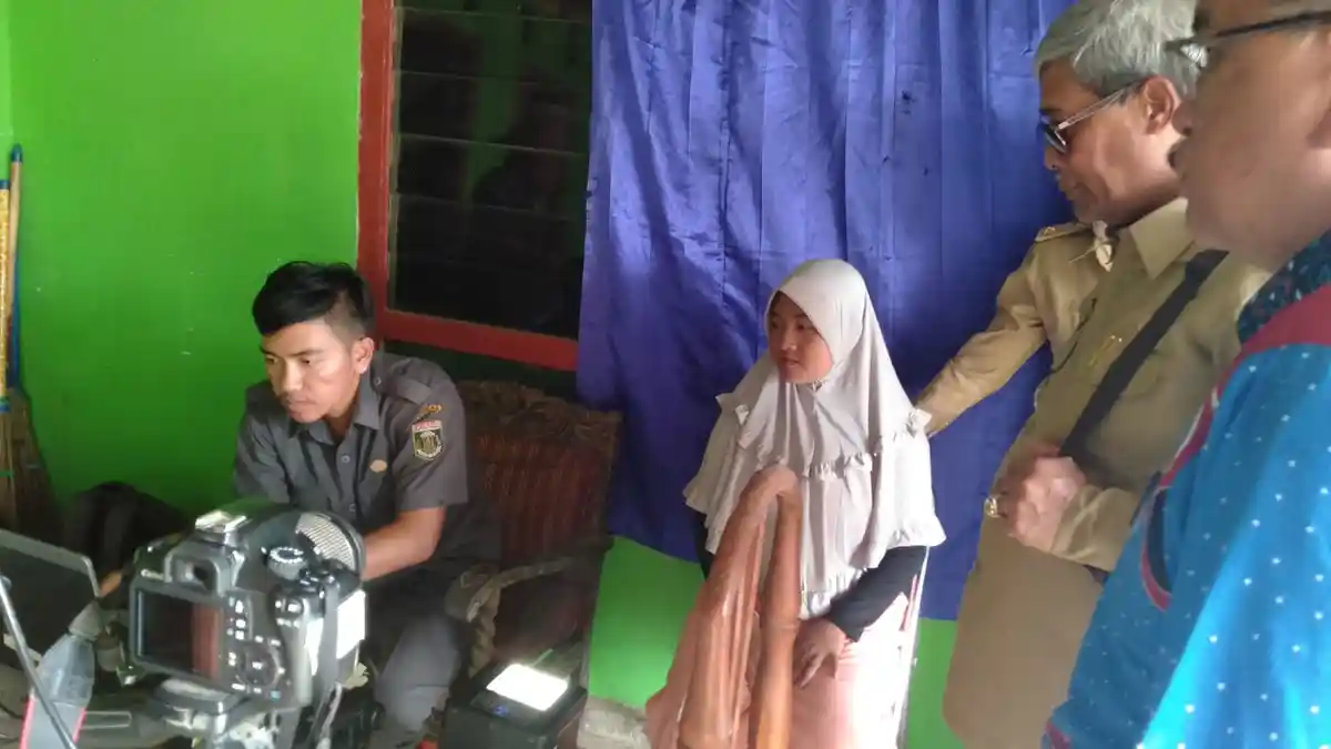 Disdukcapil Lampung Tengah Rekam KTP Elektronik ke Kampung-kampung