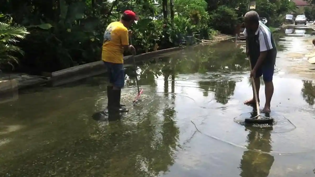 Jalan di Seberang Ulu Palembang Ini Viral dengan Kondisi Berlumut & Licin, Akhirnya Mulai Diperbaiki - Sripoku.com