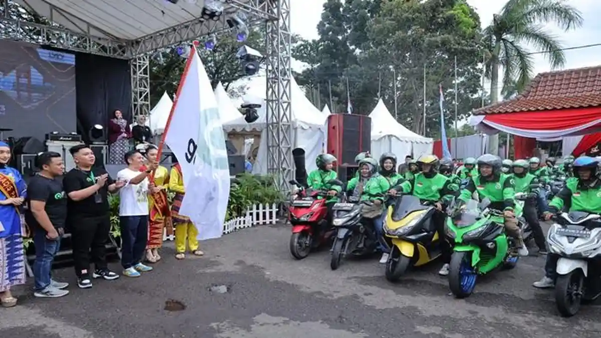 Puluhan Mitra Driver Gojek Gelar Konvoi, Peringati HUT Kota Palembang