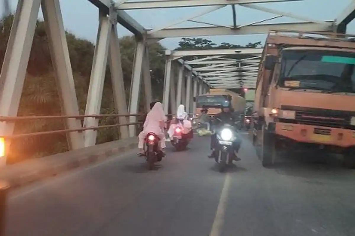 Truk Fuso Mogok di Jembatan Aurduri I Kota Jambi, Arus Lalu Lintas Macet Parah