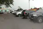 puluhan-mobil-pelat-merah-berjejer-di-depan-balai-keratun.jpg