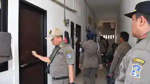 OPERASI-YUSTISI-Petugas-Satpol-PP-Surabaya-mengecek-sejumlah-dokume.jpg