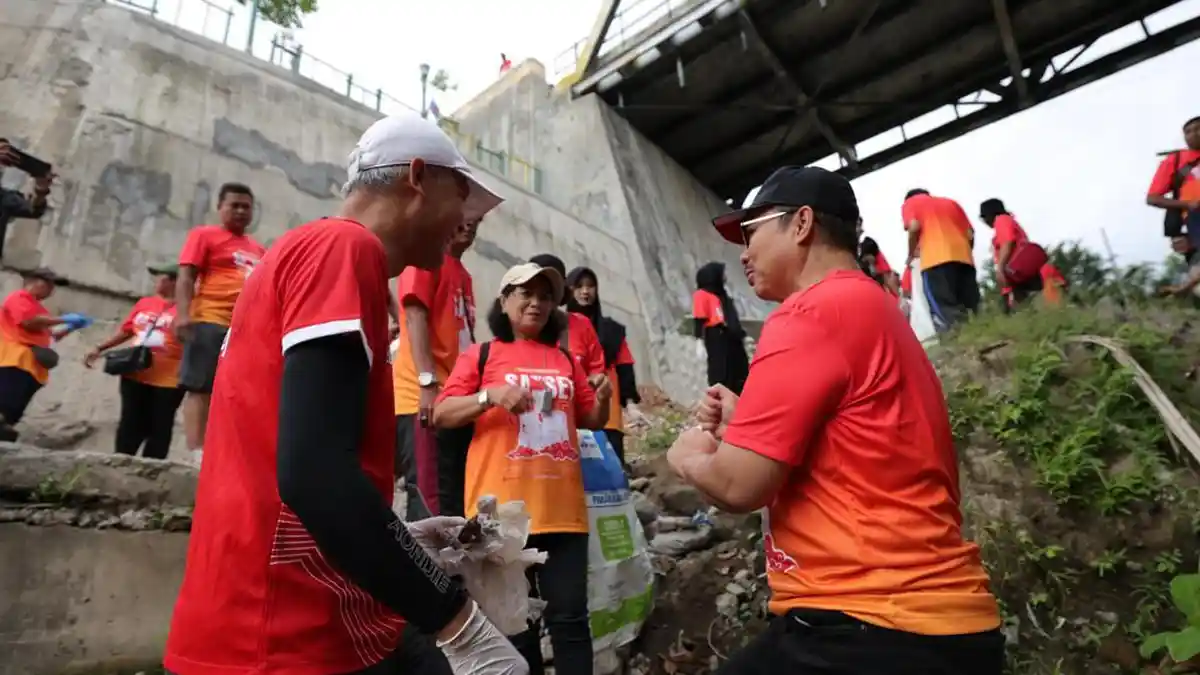 Hasto dan Ganjar Bersama Masyarakat Turun ke Sungai Code Membersihkan Sampah 