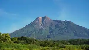 Gunung-Merapi-dilihat-dari-Bendungan-Kendalsari-atau-Karangkendal-Kemalang-Klaten.jpg