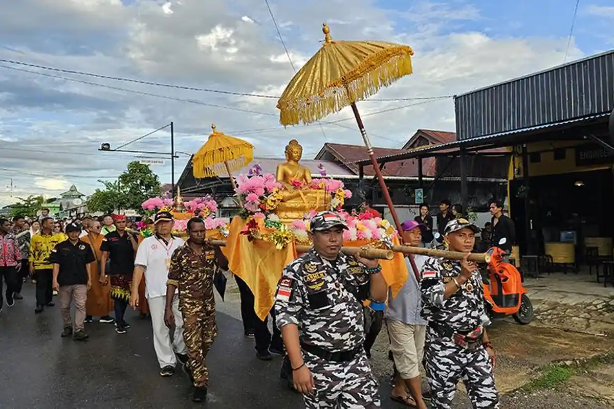 Sambut Waisak, Umat Budha Sorong Gelar Pawai Kerukunan Bersama Umat Beragama Lain