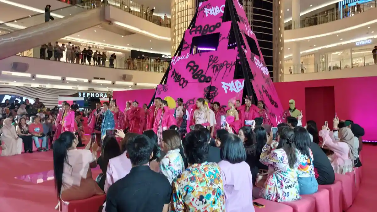 Dobrak Stigma, Caren Delano Luncurkan Koleksi Baju Serba Pink 