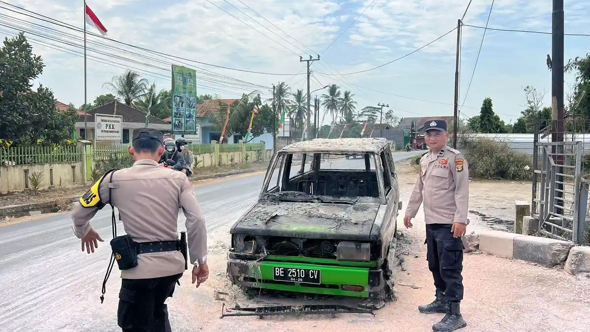 Mobil Kijang Terbakar di Metro Kibang Lamtim, Sopir Alami Luka Bakar