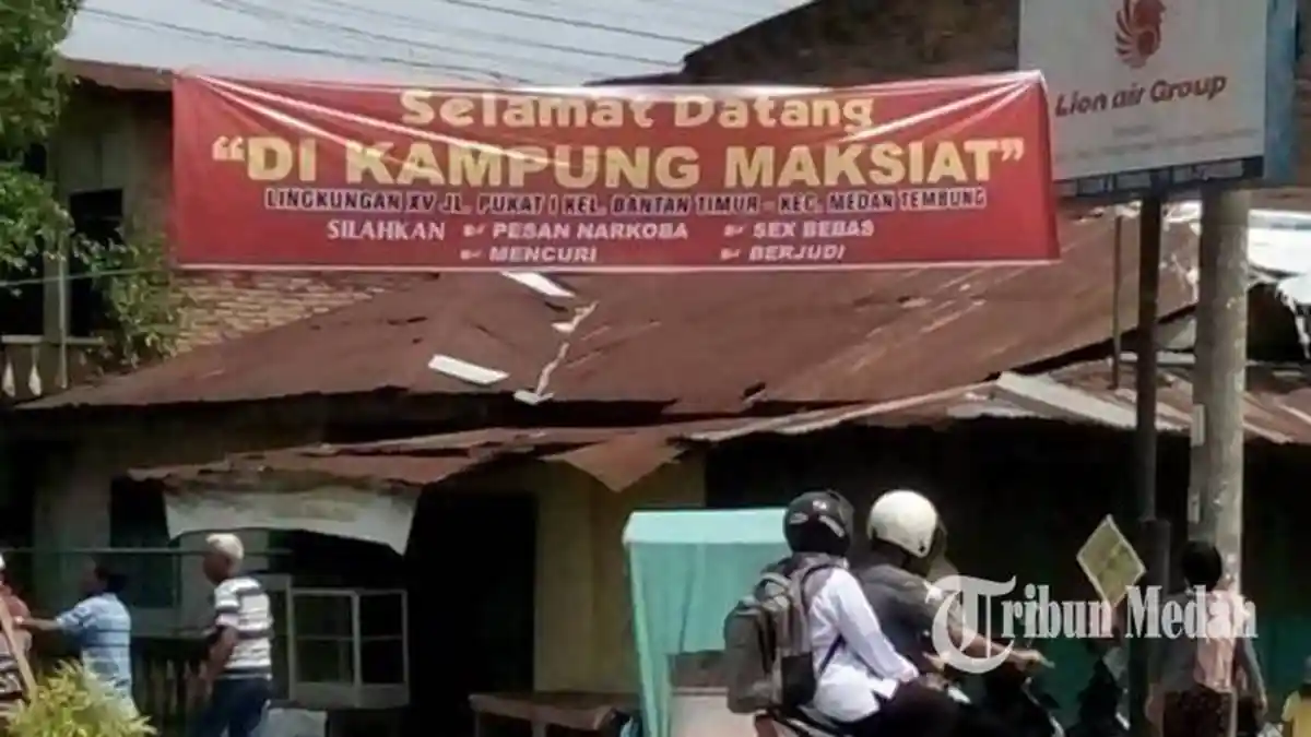 Terbentang Spanduk 'Selamat Datang di Kampung Maksiat,' Begini Reaksi Warga
