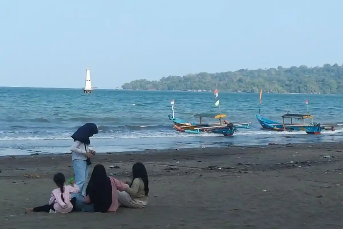 Pesona Pantai Teluk Penyu di Jantung Kota Cilacap, Ombak Tenang dengan View Pulau Nusakambangan