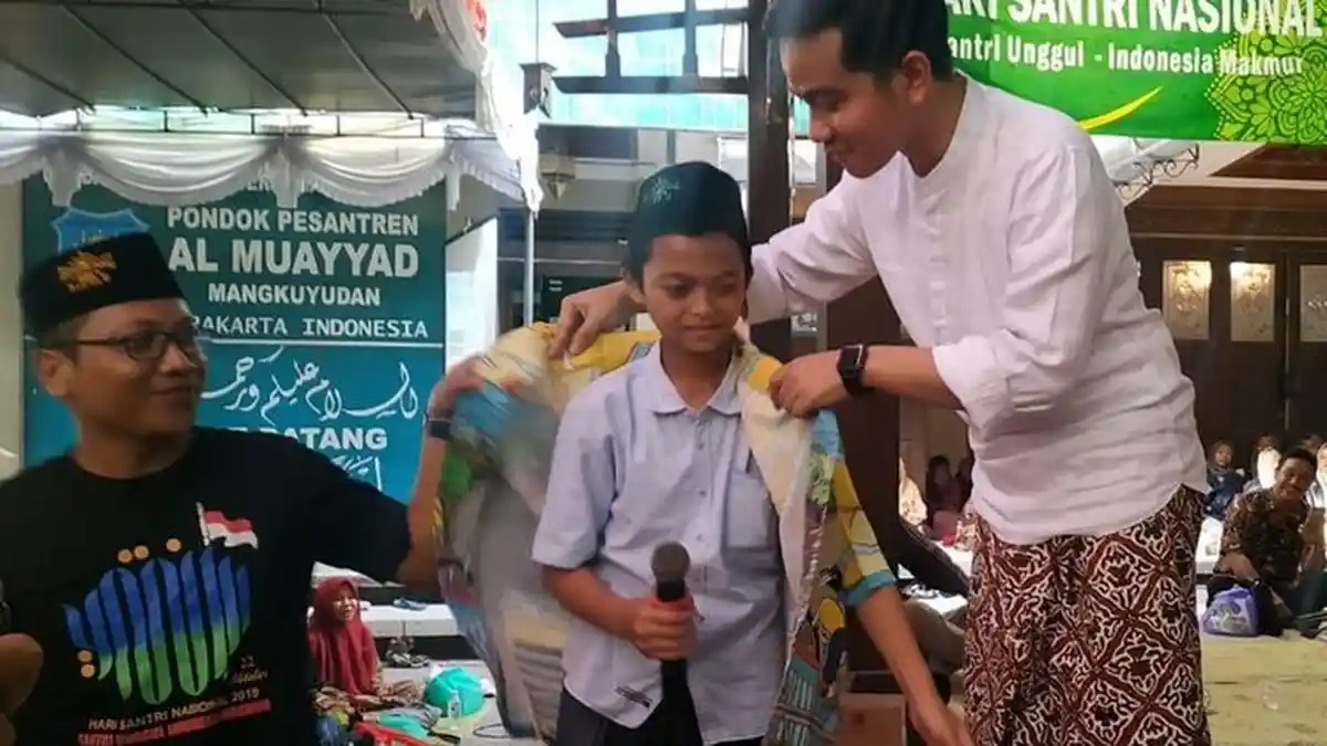 Kemeja Bergambar Prabowo Subianto dan Joko Widodo Bikin Santri Ini Merasa Beruntung