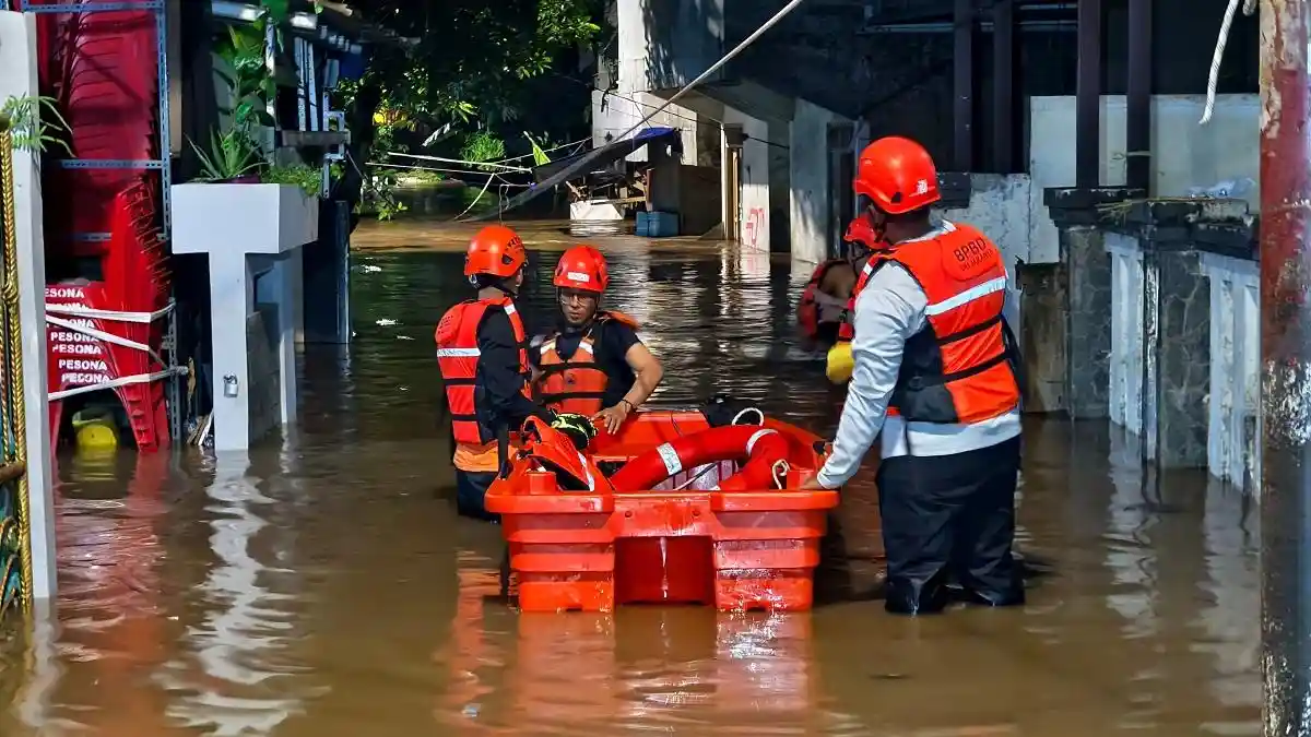 Ciliwung Meluap, Banjir di Jakarta Meluas, 38 RT Terendam Air dari 40 Cm Hingga 3,7 meter