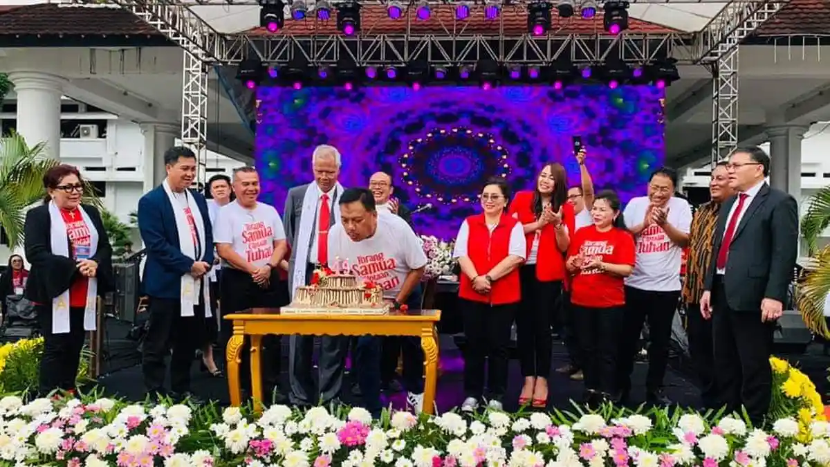 Perayaan Ibadah Paskah Berlangsung di Halaman Kantor Gubernur