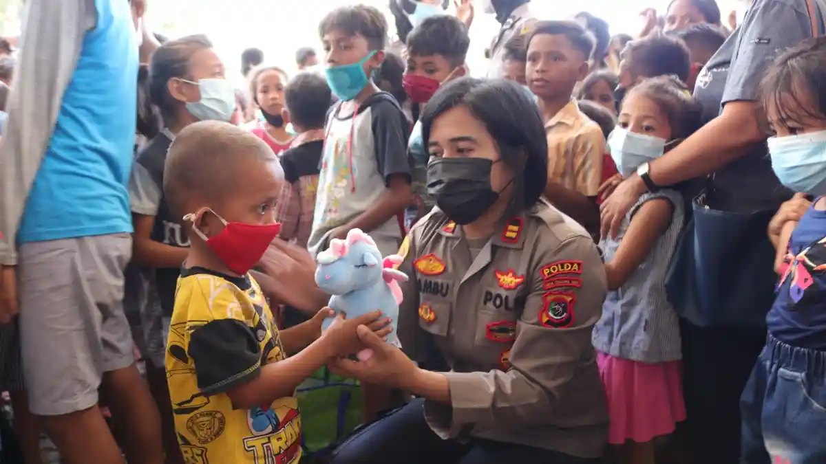Polwan Polda NTT Kembali Beraksi Bahagiakan Anak-Anak di Posko Pengungsian