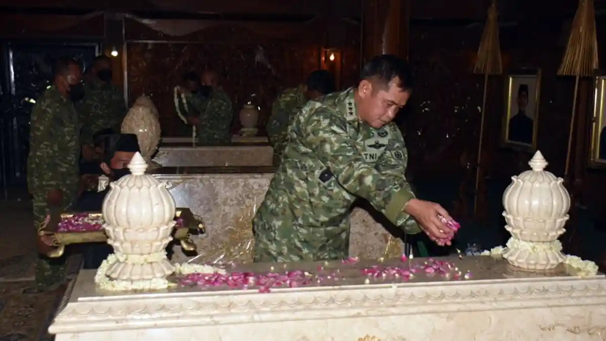 Pangkostrad Ziarah ke Astana Giribangun Matesih Karanganyar, Disambut Bupati Juliyatmono