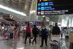 suasana-penumpang-bandara-soetta-tangerang-menuju-transisi-norma_20220308_144629.jpg