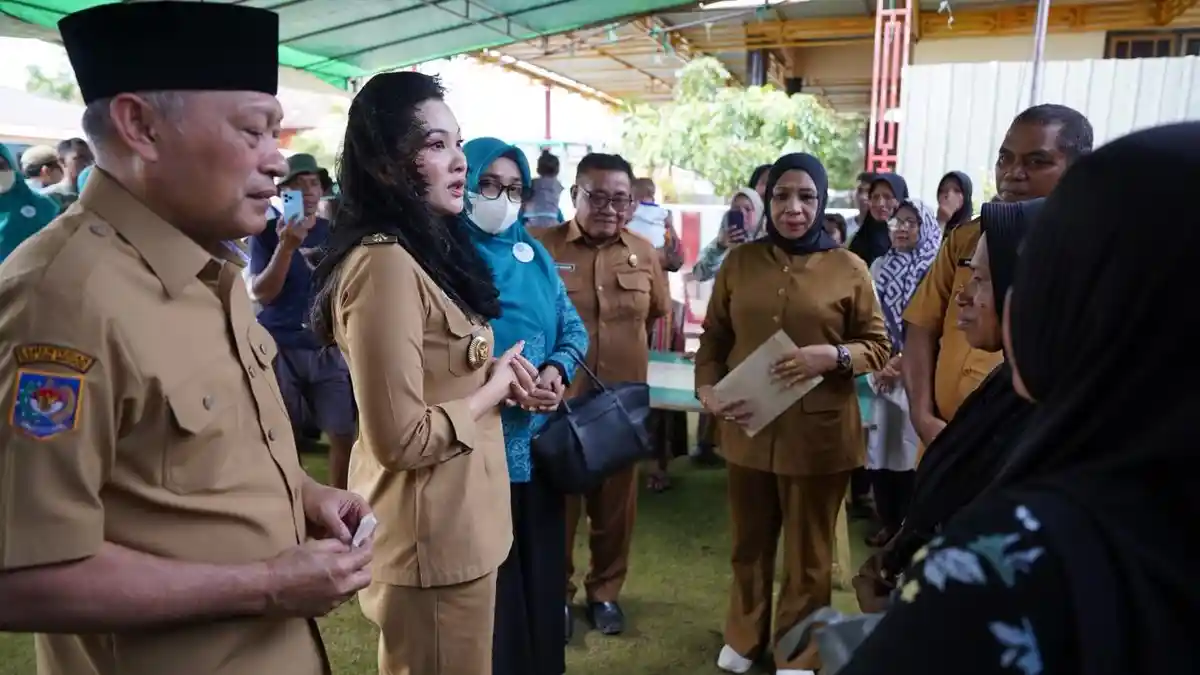 Melayat ke Rumah Duka di Guraping Tidore, Sherly Laos-Sarbin Sehe Serahkan Santunan Rp5 Juta