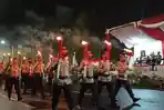 Peserta-pawai-menyambut-HUT-RI-atau-taptu-berjalan-sambil-membawa-obor.jpg