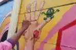 Lukisan Mural Covid-19 di Tembok Pembatas Kampung