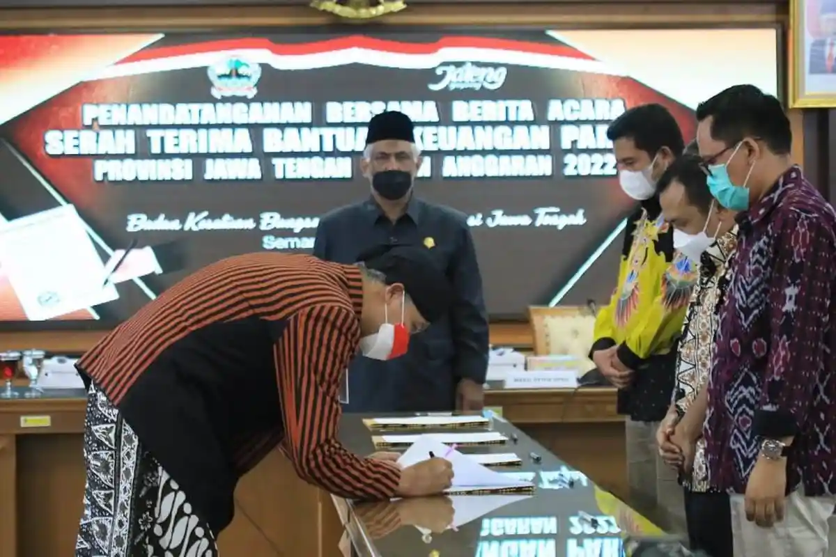 Ganjar Serahkan Bantuan Keuangan kepada PDIP, Gerindra, Golkar, PKB dan 6 Parpol Lainnya