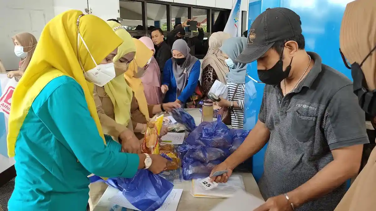 Vaksin Berhadiah Minyak Goreng di Maros Diserbu Ibu-ibu