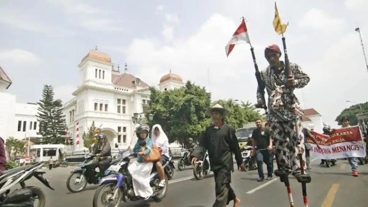 Yudi Jalan Pakai Egrang Menemui Sultan untuk Berikan Hadiah Kain Batik