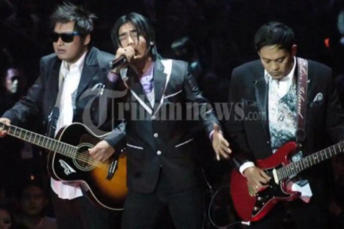 Chord Terlalu - ST12, Kunci Gitar dan Lirik Lagu, 'Cintaku Padamu Tlah Setinggi Langit'