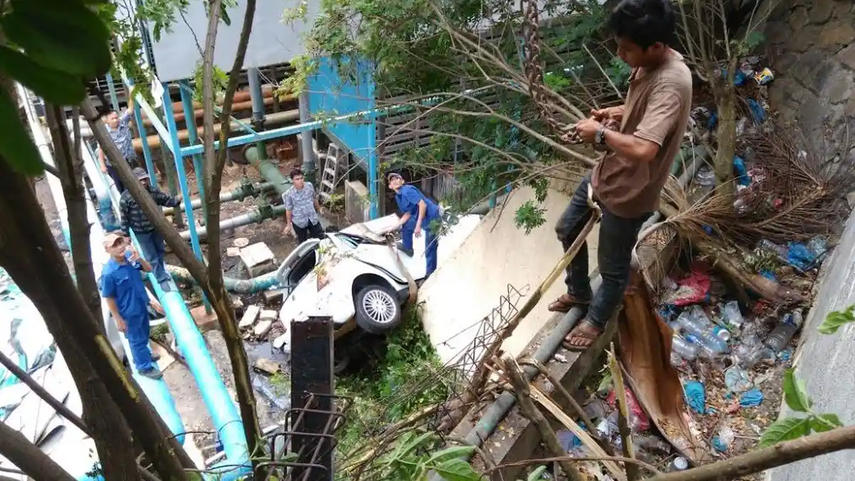 Seperti Film Action, Mobil Ini Melaju Kencang dan Melompat-Lompat Lalu Meluncur ke Jurang