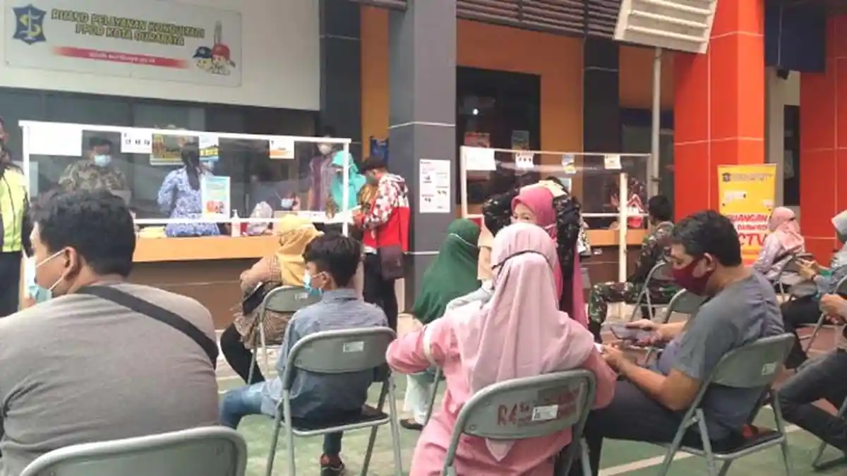 PPDB Surabaya 2021: Wali Murid Ramai-ramai ke Kantor Dindik Minta Penjelasan Jalur Prestasi