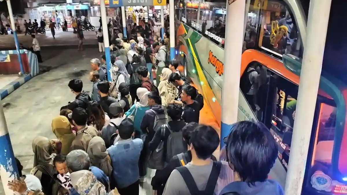 Ribuan Penumpang Nataru Belum Terangkut di Terminal Purabaya