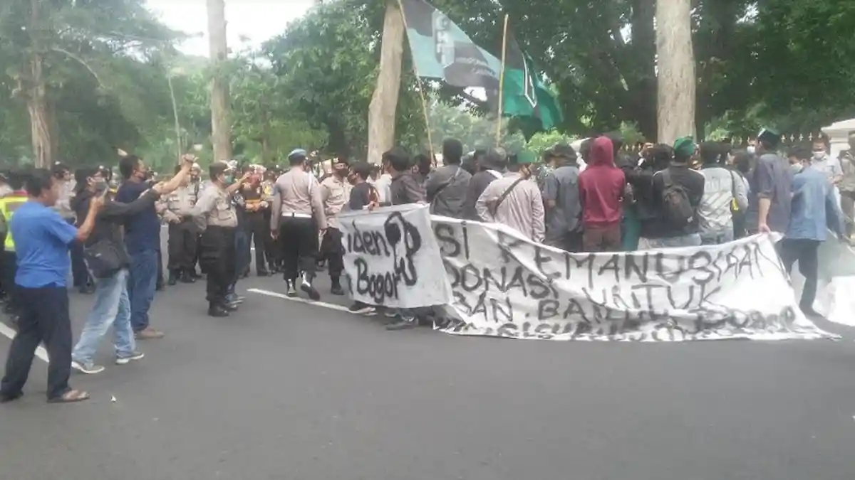 Mahasiswa di Bogor Kembali Demo Tolak Omnibus Law, Polisi Pasang Kawat Berduri