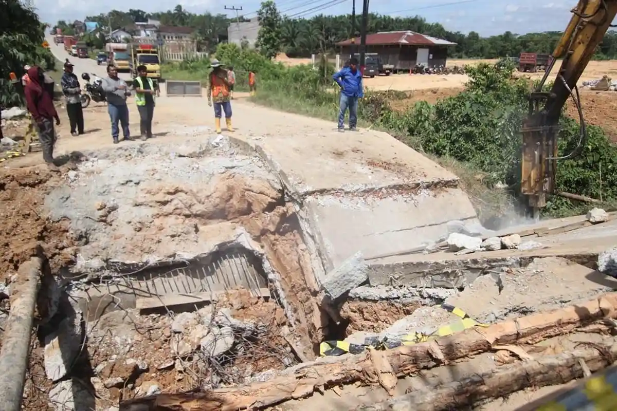 Akses Jalan Negara Sepaku Menuju IKN Nusantara Mendadak Amblas, Arus Kendaraan Sementara Dialihkan