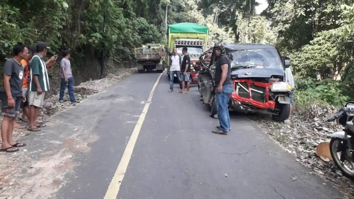 BREAKING NEWS: Dump Truk Versus Grand Max di Tanjakan Landia, Pengendera Cedera Serius