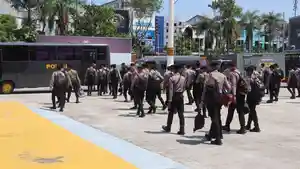 20260421_Polresta-Balikpapan-memberangkatkan-sebanyak-70-personel-BKO-ke-Samarinda.jpg