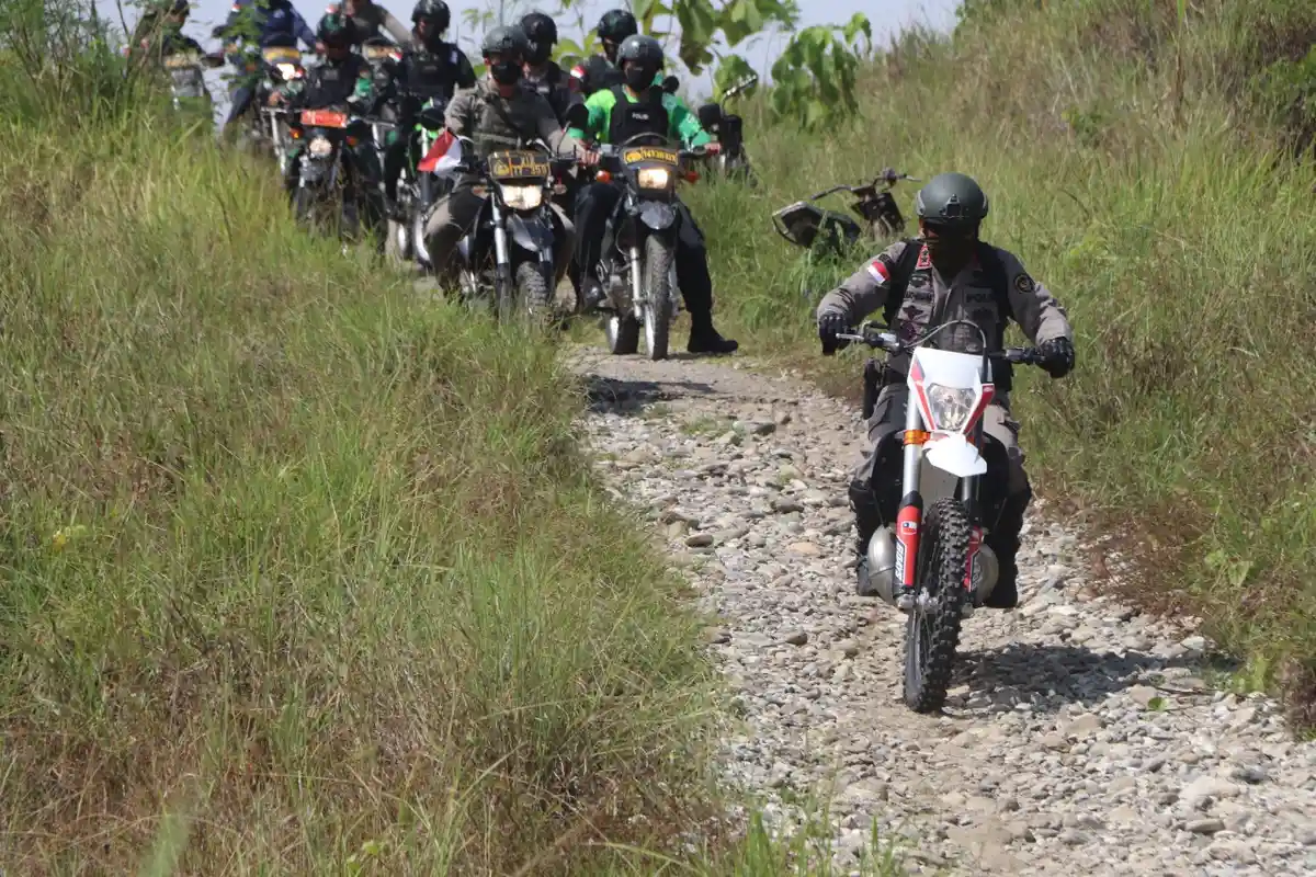 Persempit Gerakan Simpatisan MIT Poso, Kapolda-Danrem Tunggangi Trail Sisir Pegunungan Poso