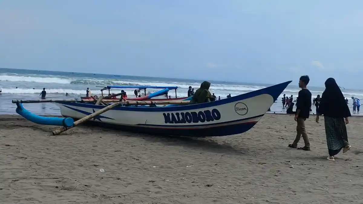 Begini Penampakan Perahu Wisata yang Karam Dihantam Ombak di Pantai Pangandaran