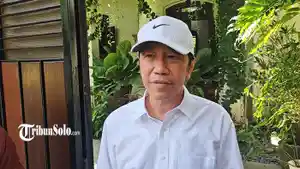 CUMA-ORANG-KAMPUNG-Presiden-ke-7-RI-Jokowi-saat-ditemui-di-kediamannya-Sumber-Solo.jpg