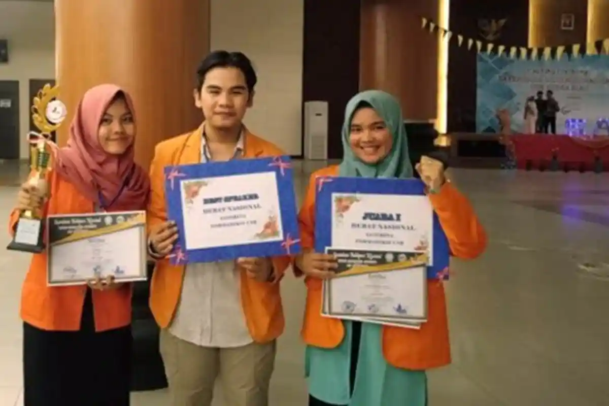 Tiga Mahasiswa PBSI Unja Raih Best Speaker Dalam Ajang Debat Nasional