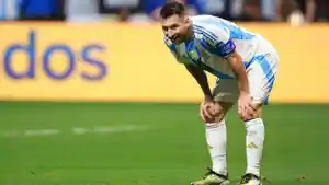 lionel-messi-tersenyum-saat-pertandingan-grup-a-copa-america-2024.jpg