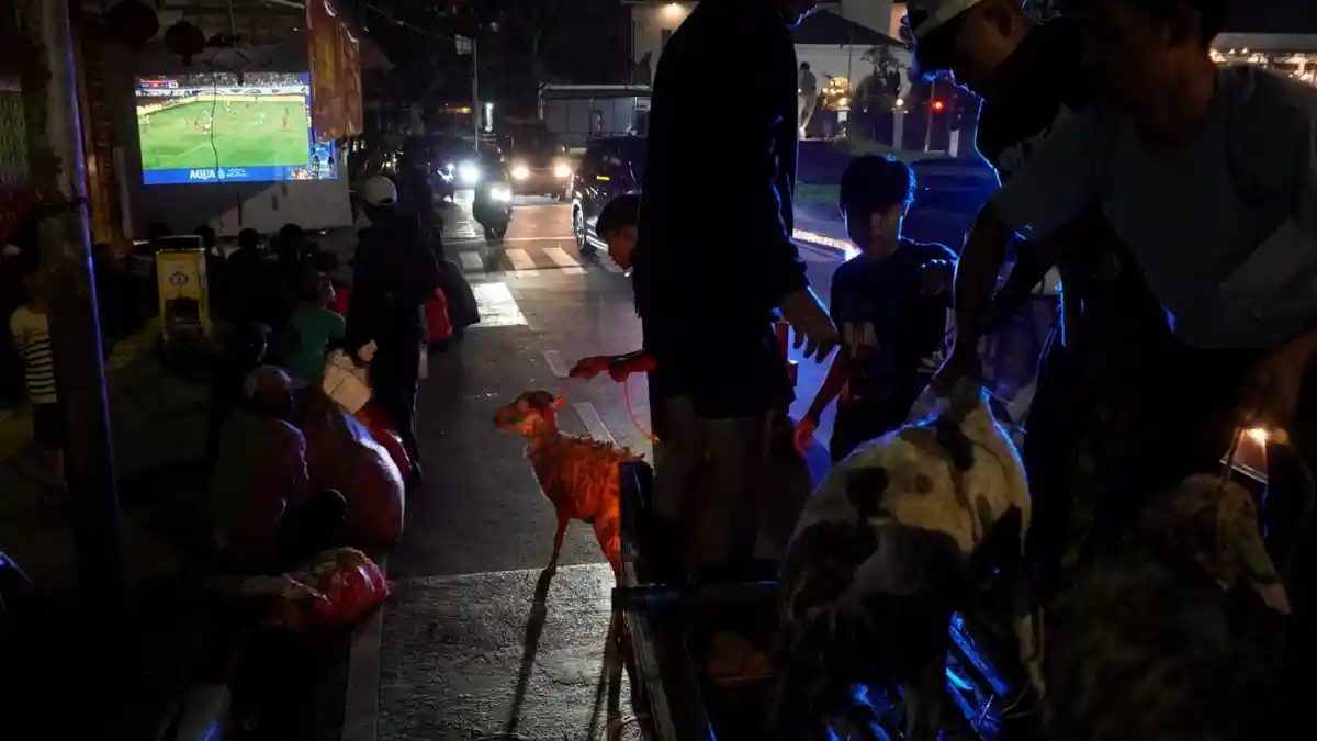 Nobar Timnas Sambil Menjaga Domba Kurban di Masjid Lautze 2 Bandung