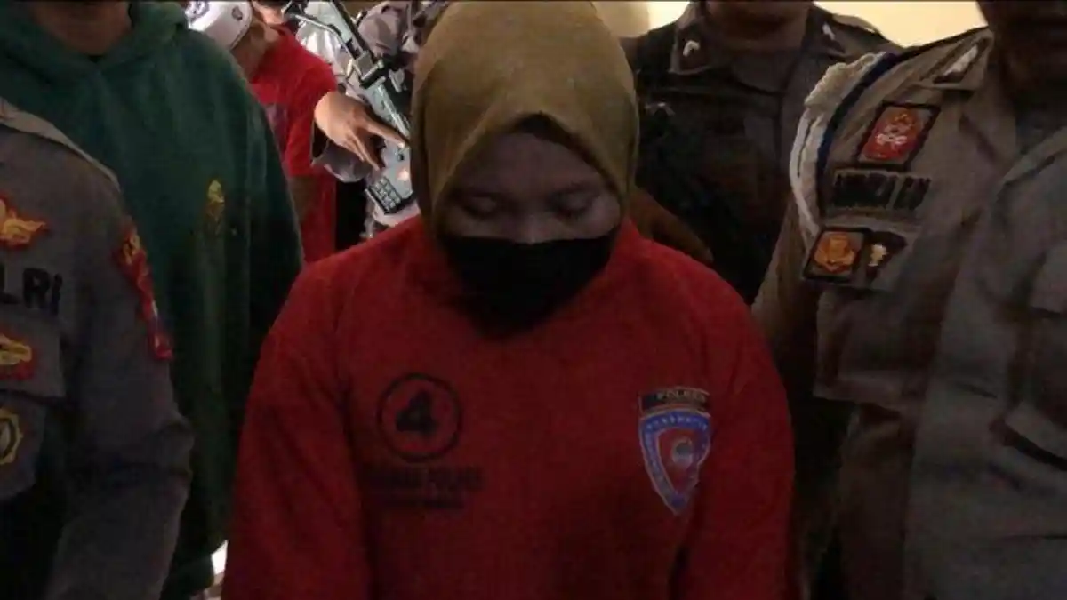 Fitria, Gadis di Sampang Bunuh Istri Selingkuhan, Akting Sedih Datang ke Pemakaman Korban