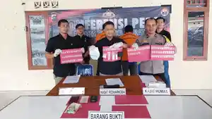 20240306-Kasat-Narkoba-Polres-Bangka-Barat-tunjukkan-barang-bukti-sabu.jpg