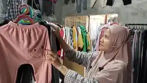Yuni-penjual-pakaian-bekas-atau-monza-di-pasar-TPO.jpg