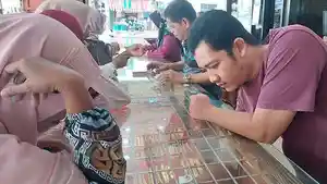 Petugas-Toko-Emas-Jasa-Sejahtera-di-Jalan-T-Umar-Langsa-melayani-konsumen-emasnya.jpg